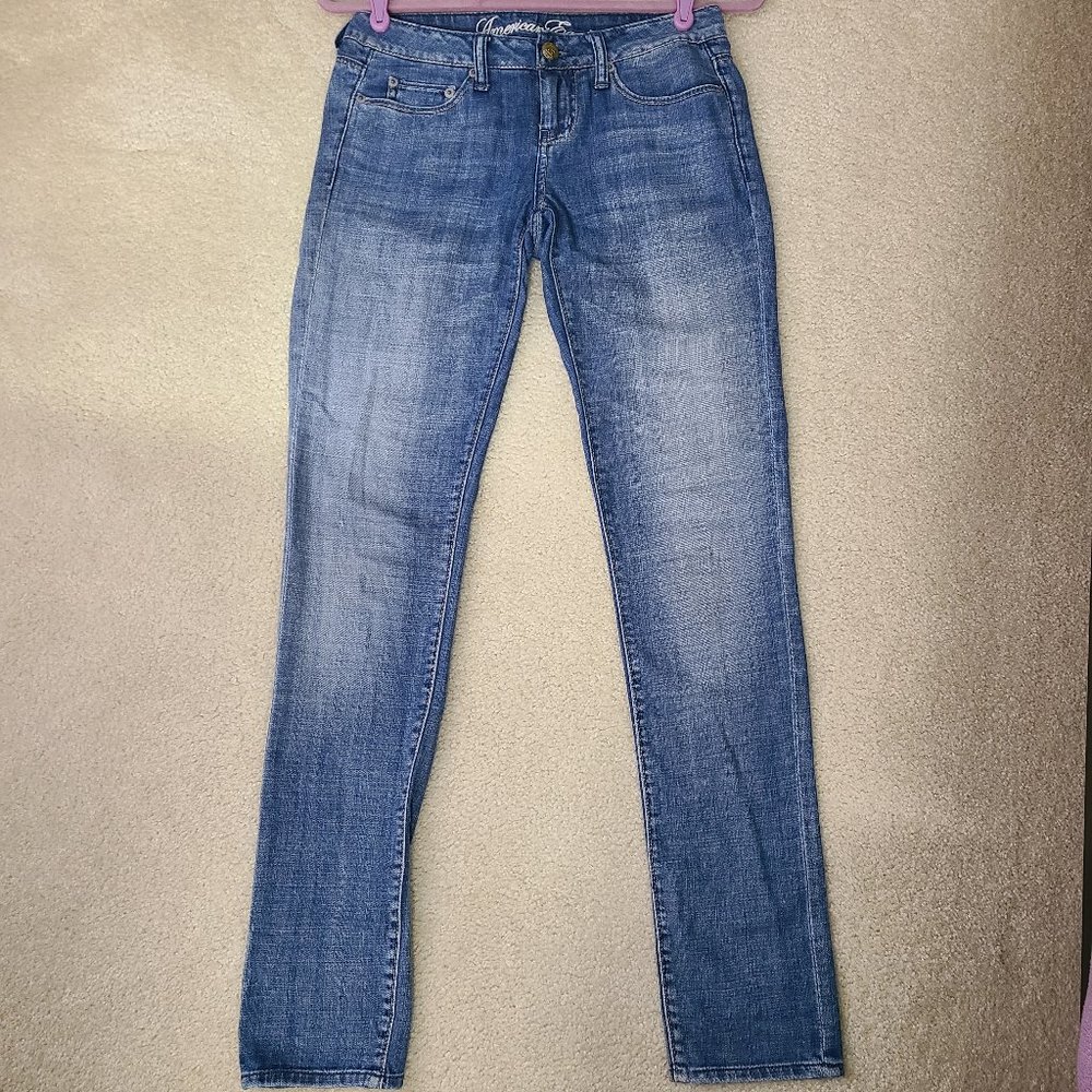 American Eagle Size 2 Low-Rise Straight Jean